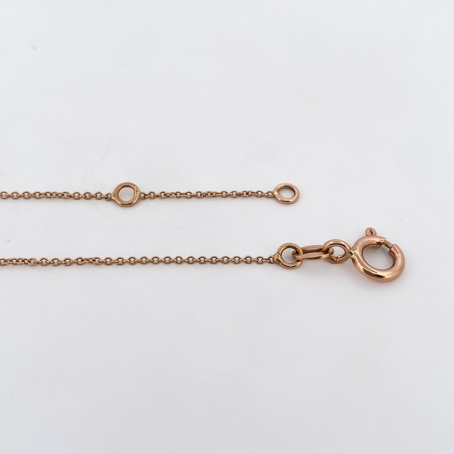 Comprar collar original de la firma Suarez en oro rosa de 18kt con cadena y cierre tipo reasa. Y colgante en forma de llave. Joyas Suarez. Envío GRATIS.