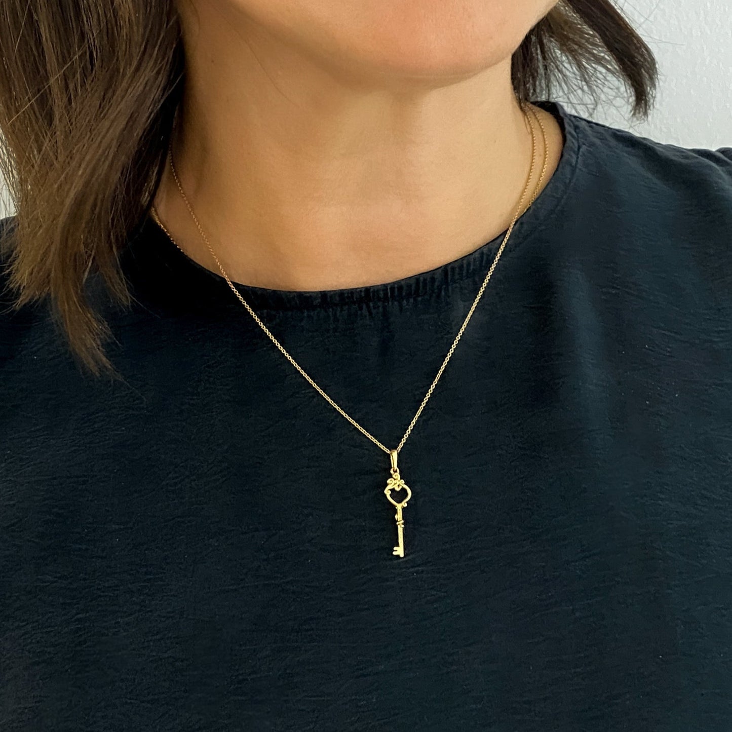 Comprar collar original de la firma Suarez en oro rosa de 18kt con cadena y cierre tipo reasa. Y colgante en forma de llave. Joyas Suarez. Envío GRATIS.