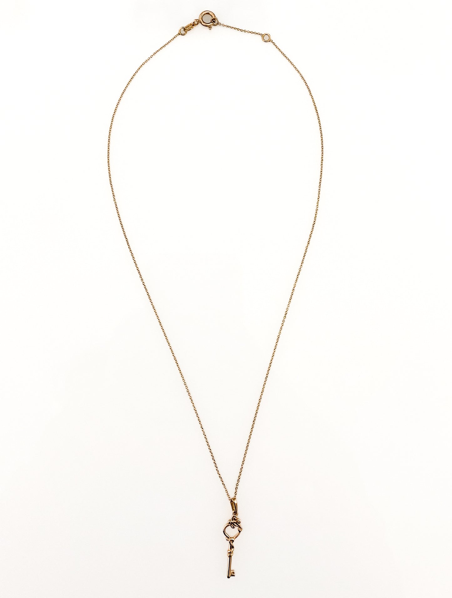 Comprar collar original de la firma Suarez en oro rosa de 18kt con cadena y cierre tipo reasa. Y colgante en forma de llave. Joyas Suarez. Envío GRATIS.