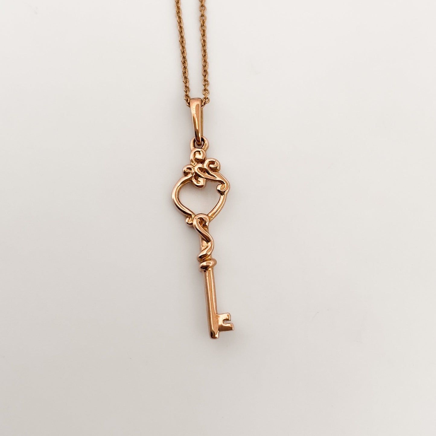Comprar collar original de la firma Suarez en oro rosa de 18kt con cadena y cierre tipo reasa. Y colgante en forma de llave. Joyas Suarez. Envío GRATIS.