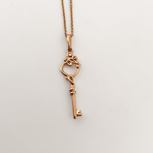 Comprar collar original de la firma Suarez en oro rosa de 18kt con cadena y cierre tipo reasa. Y colgante en forma de llave. Joyas Suarez. Envío GRATIS.