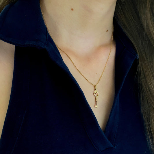 Comprar collar original de la firma Suarez en oro rosa de 18kt con cadena y cierre tipo reasa. Y colgante en forma de llave. Joyas Suarez. Envío GRATIS.