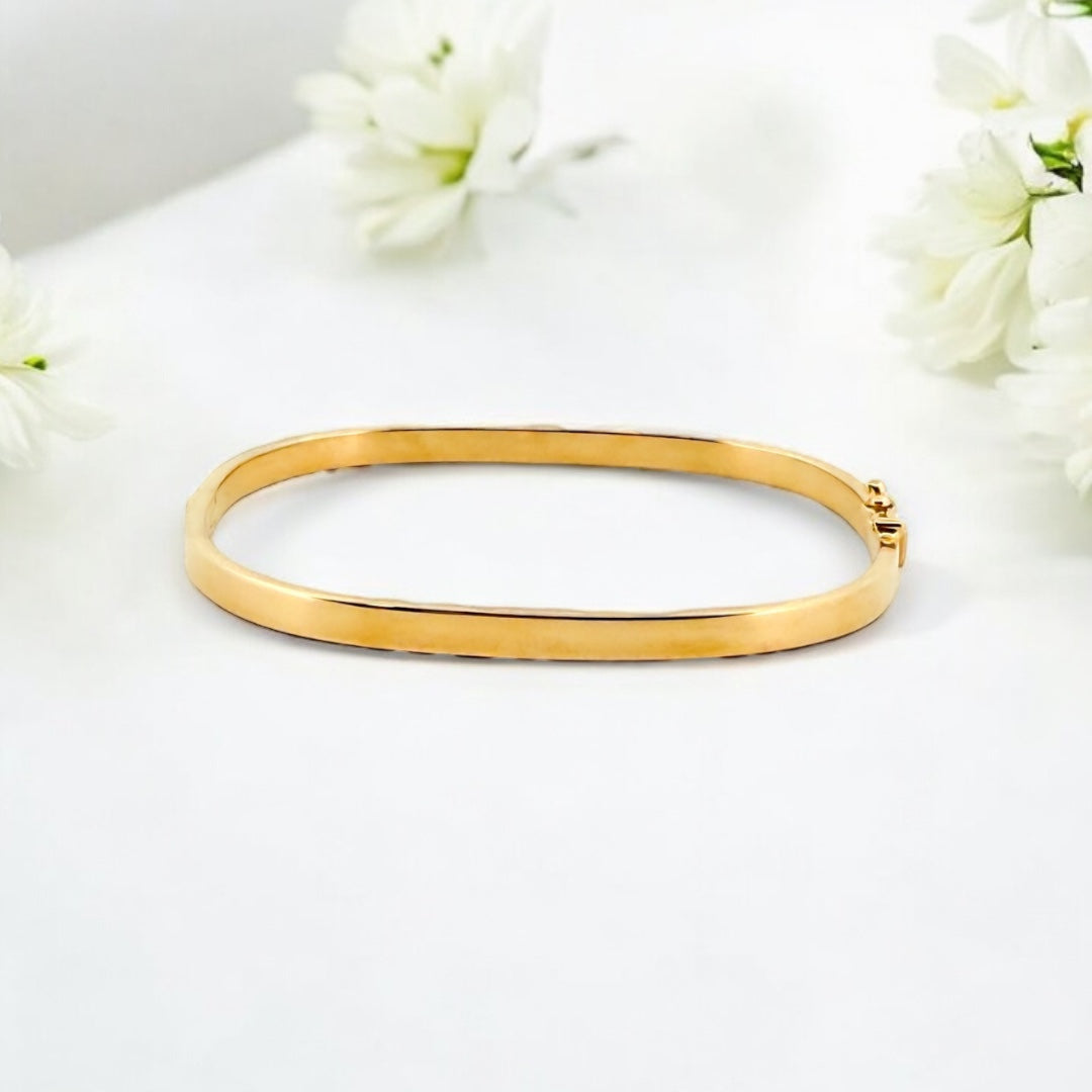 Comprar pulsera en forma rectangular realizada en oro amarillo de 18kt. Esta pulsera rígida dispone de cierre de cajón y brazo de seguridad. Joyas segunda mano.