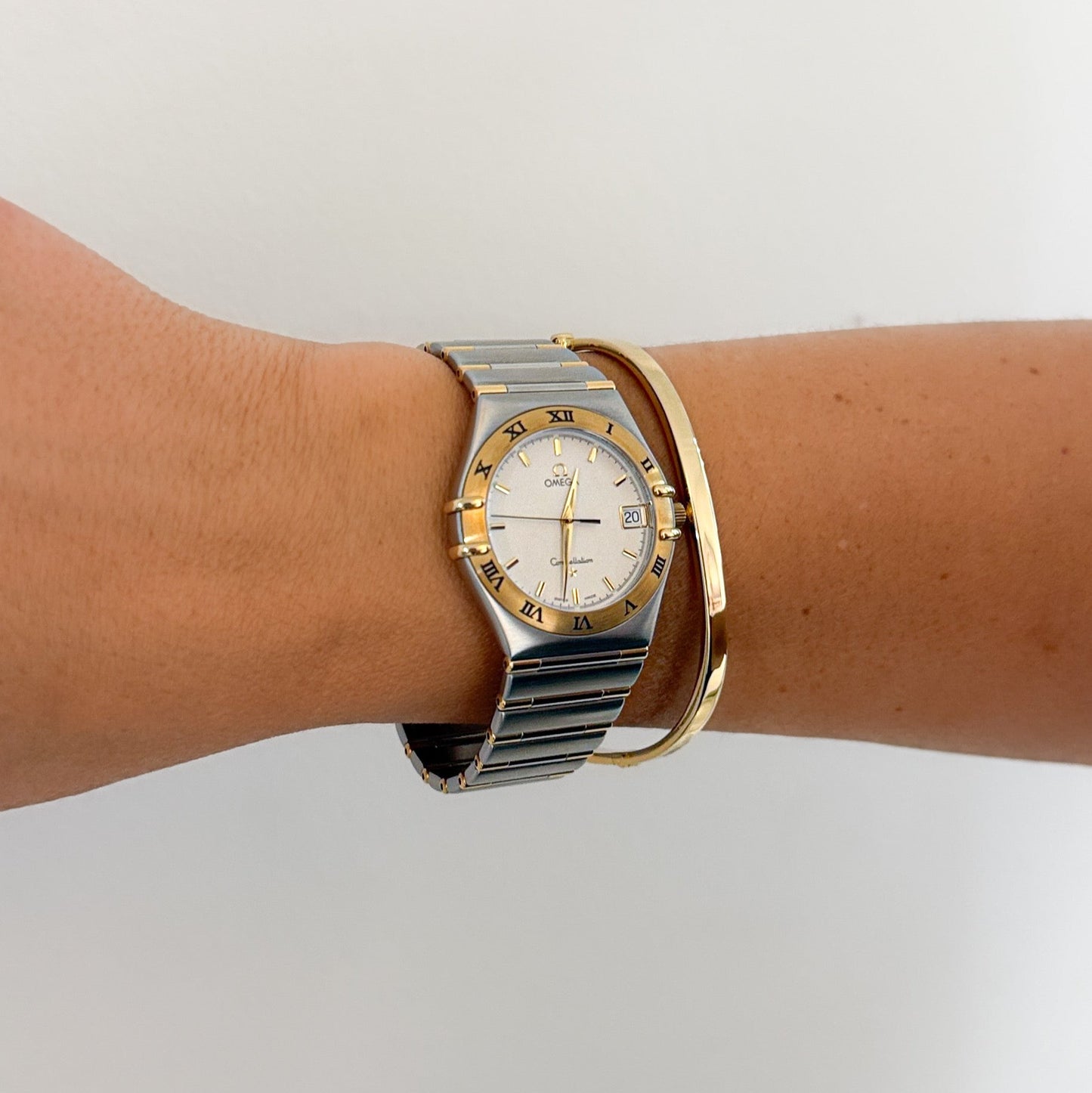 Comprar pulsera en forma rectangular realizada en oro amarillo de 18kt. Esta pulsera rígida dispone de cierre de cajón y brazo de seguridad. Joyas segunda mano.