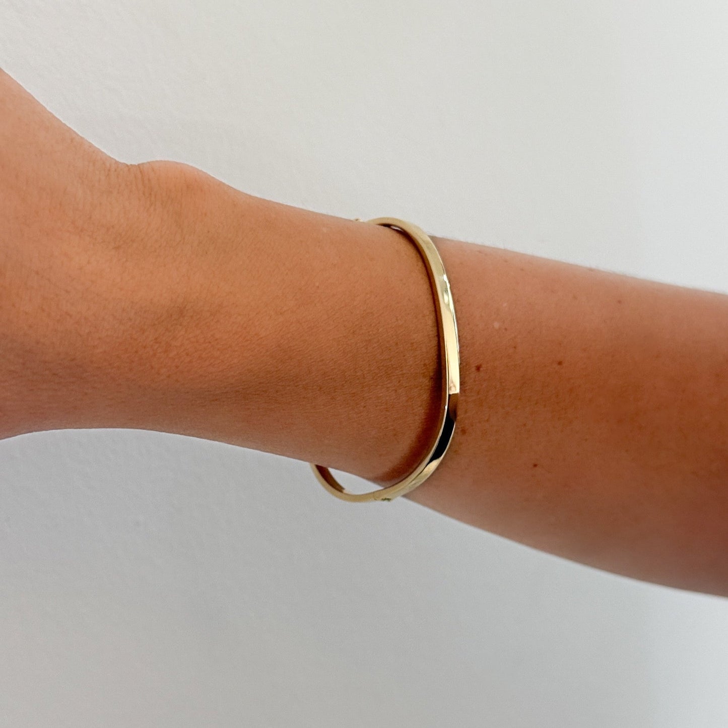 Comprar pulsera en forma rectangular realizada en oro amarillo de 18kt. Esta pulsera rígida dispone de cierre de cajón y brazo de seguridad. Joyas segunda mano.