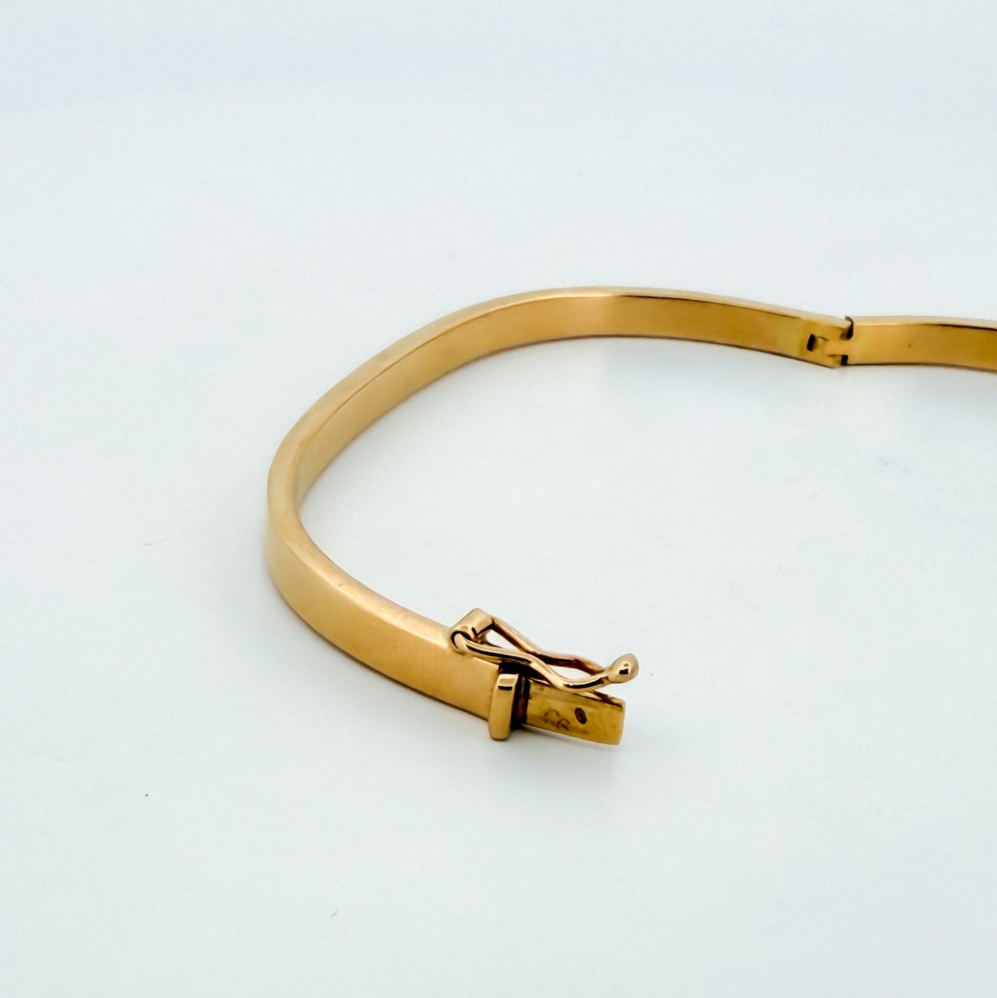Comprar pulsera en forma rectangular realizada en oro amarillo de 18kt. Esta pulsera rígida dispone de cierre de cajón y brazo de seguridad. Joyas segunda mano.