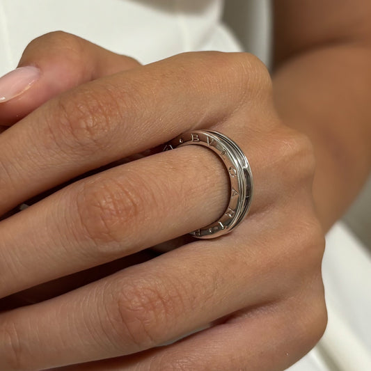 Comprar anillo de la colección B.zero1 de la firma BVLGARI en oro blanco de 18kt con una sola banda. Joyas Bvlgari baratas. Joyería Ian'Or. Envío Gratis.