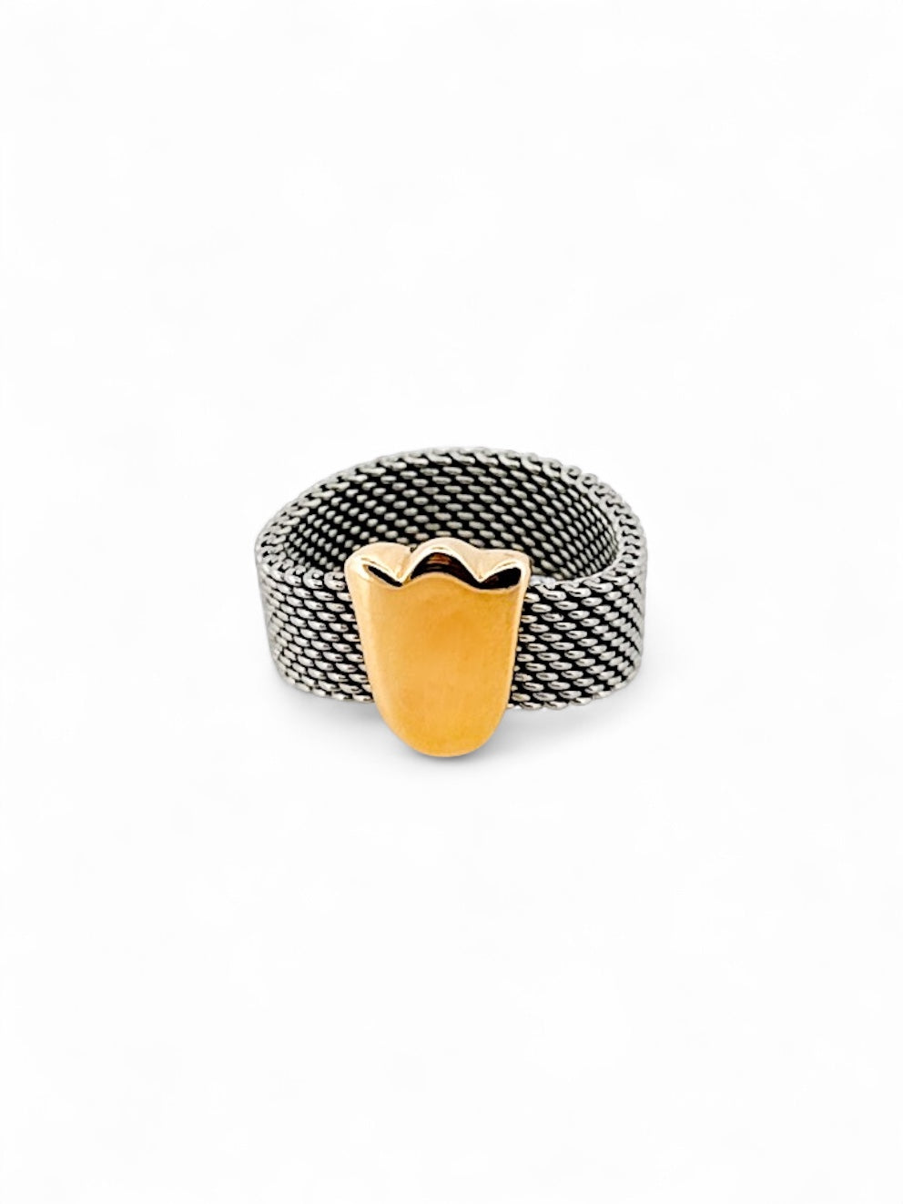 Anillo original de Tous realizado con el característico tejido de malla en oro amarillo de 18kt con el característico tulipán de la firma. Joyas Tous baratas.