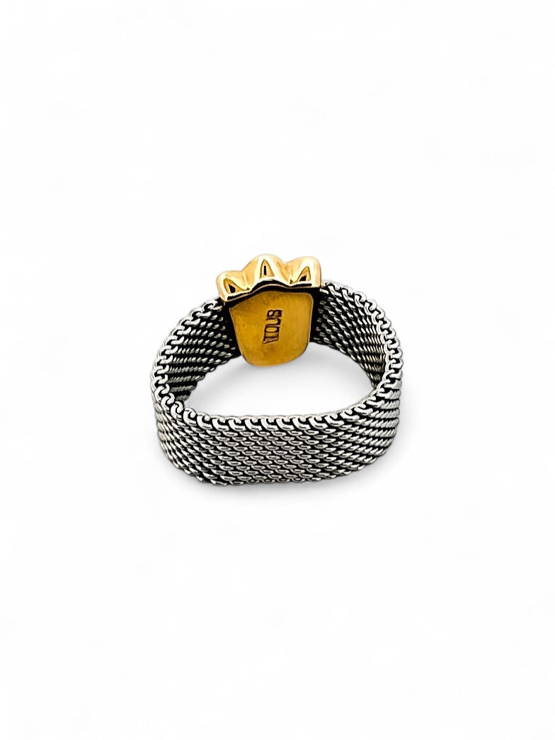 Anillo original de Tous realizado con el característico tejido de malla en oro amarillo de 18kt con el característico tulipán de la firma. Joyas Tous baratas.