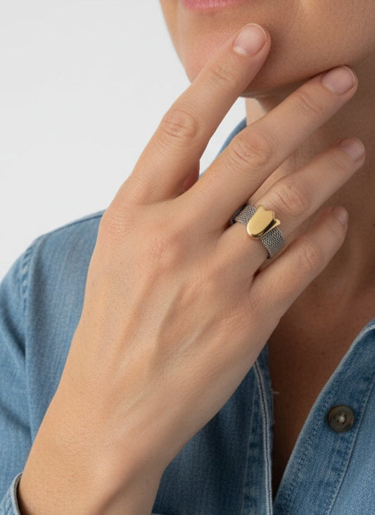 Anillo original de Tous realizado con el característico tejido de malla en oro amarillo de 18kt con el característico tulipán de la firma. Joyas Tous baratas.