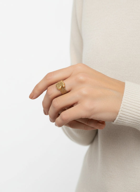 Comprar anillo original de Tous realizado con el característico tejido de malla en oro amarillo de 18kt y oso icónico de la marca en oro amarillo de 18k. Ian'Or