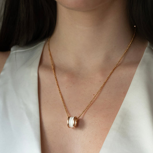 Comprar collar B.zero1 original de la firma BVLGARI realizado en oro rosa de 18kt y colgante también en oro rosa y cerámica blanca. Joyas Bvlgari baratas.
