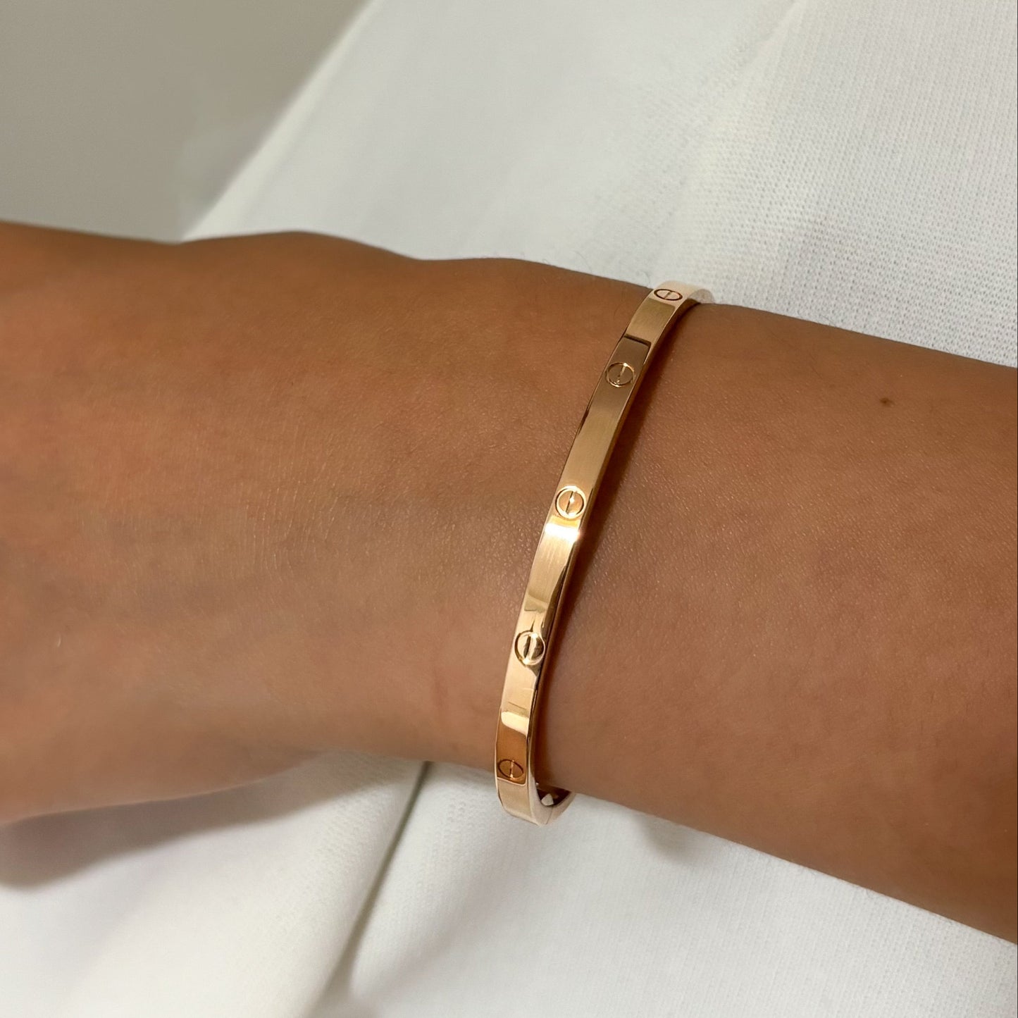 Comprar pulsera esclava de la prestigiosa firma Cartier realizada en oro rosa de 18kt. Joyas Cartier baratas. Joyería Ian'Or. Envío GRATIS.