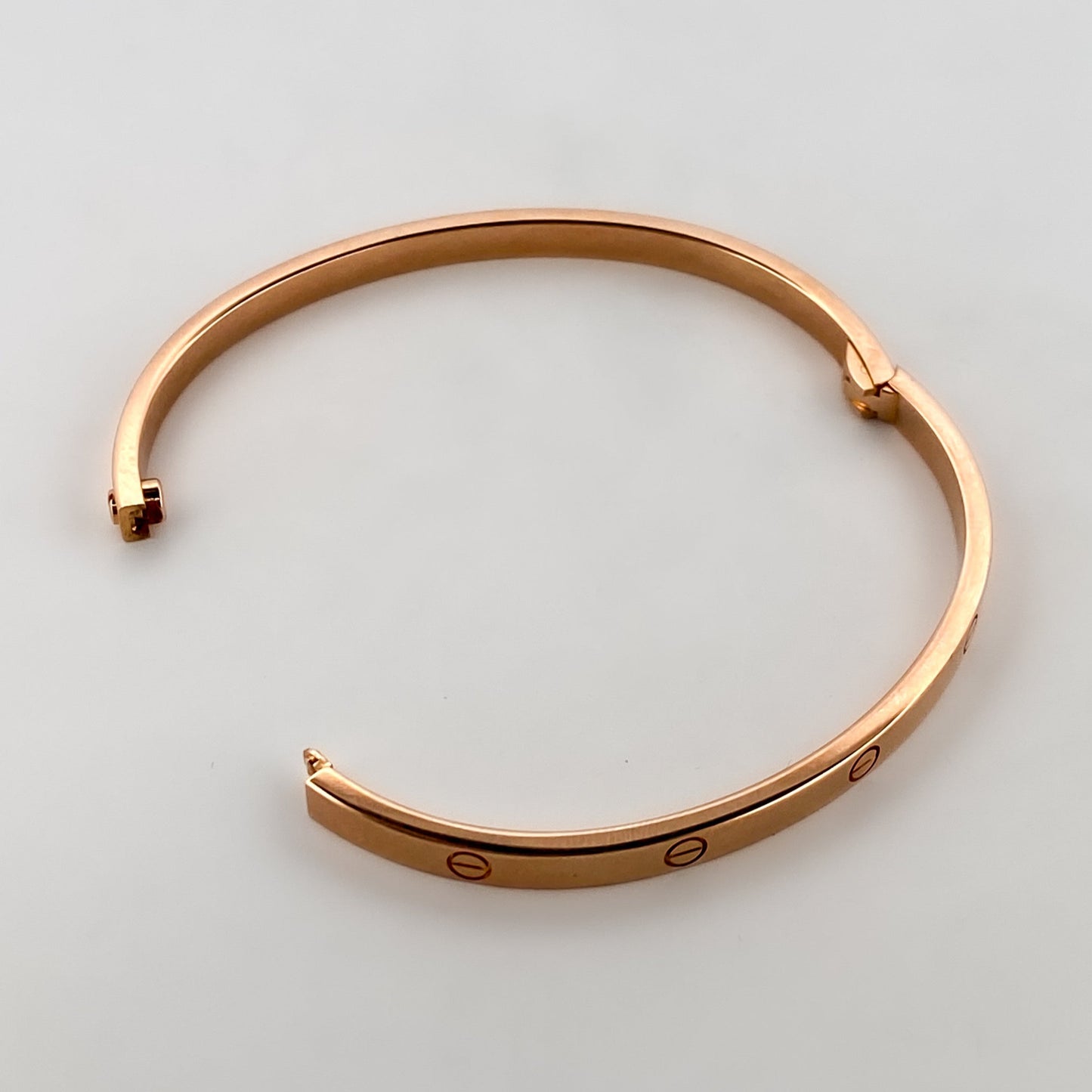 Comprar pulsera esclava de la prestigiosa firma Cartier realizada en oro rosa de 18kt. Joyas Cartier baratas. Joyería Ian'Or. Envío GRATIS.