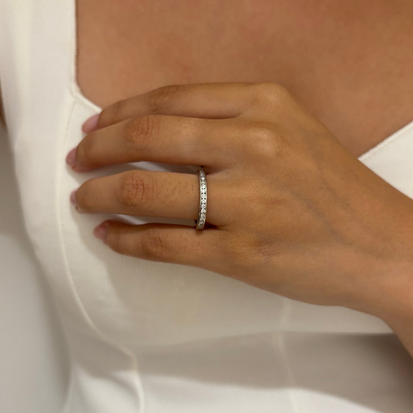 Media alianza de oro blanco de 18kt y 7 diamantes talla brillante engarzados individualmente en un carril privativo por diamante. Joyas baratas Barcelona.