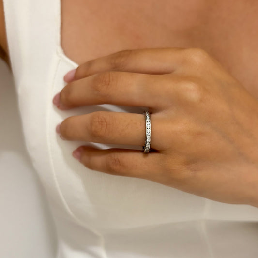 Media alianza de oro blanco de 18kt y 7 diamantes talla brillante engarzados individualmente en un carril privativo por diamante. Joyas baratas Barcelona.