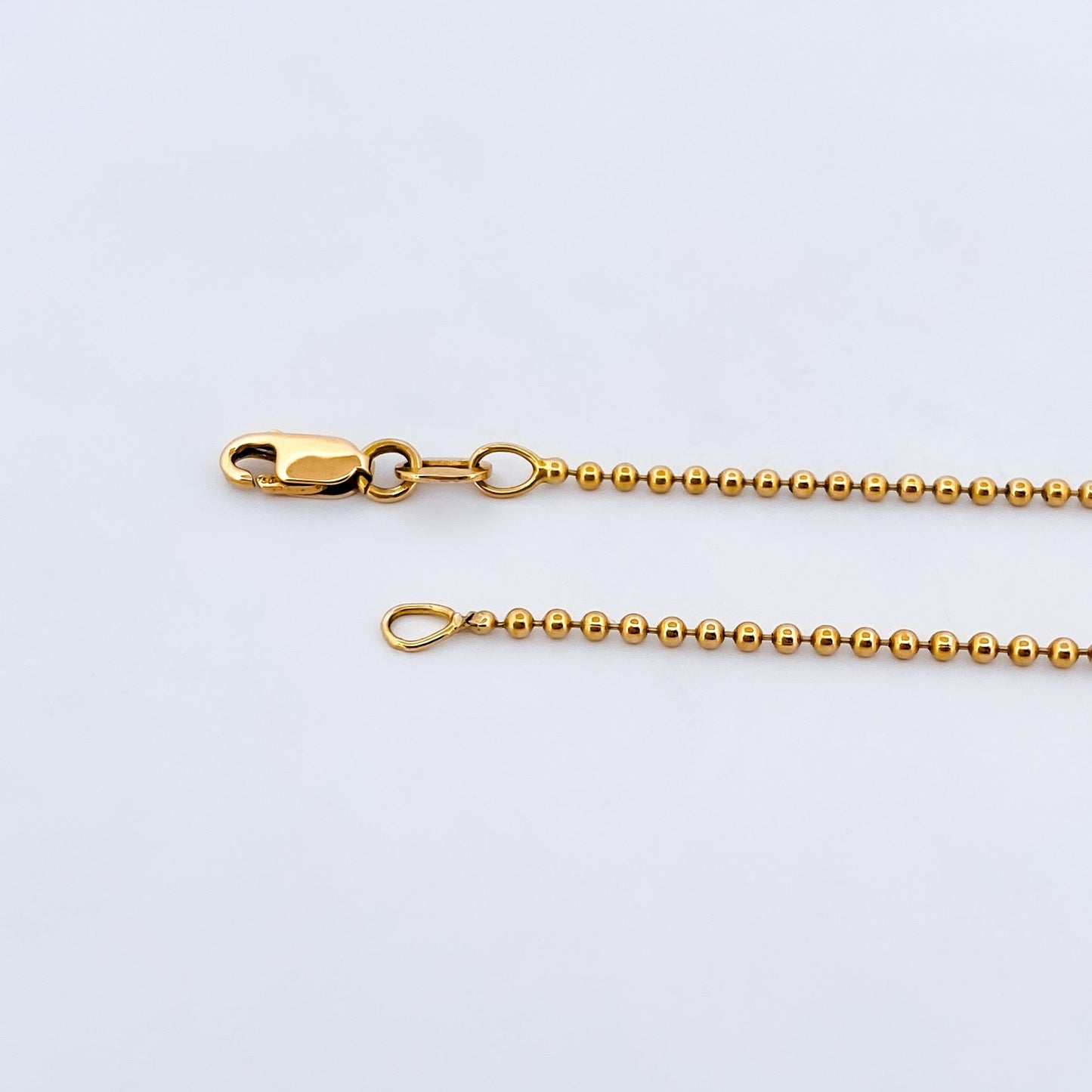 Cadena bolitas de oro malla estilo militar realizada en oro amarillo de 18kt. Esta cadena dispone de cierre tipo mosquetó 46,3cm x 1,53mm. Cadenas de oro 18kt baratas
