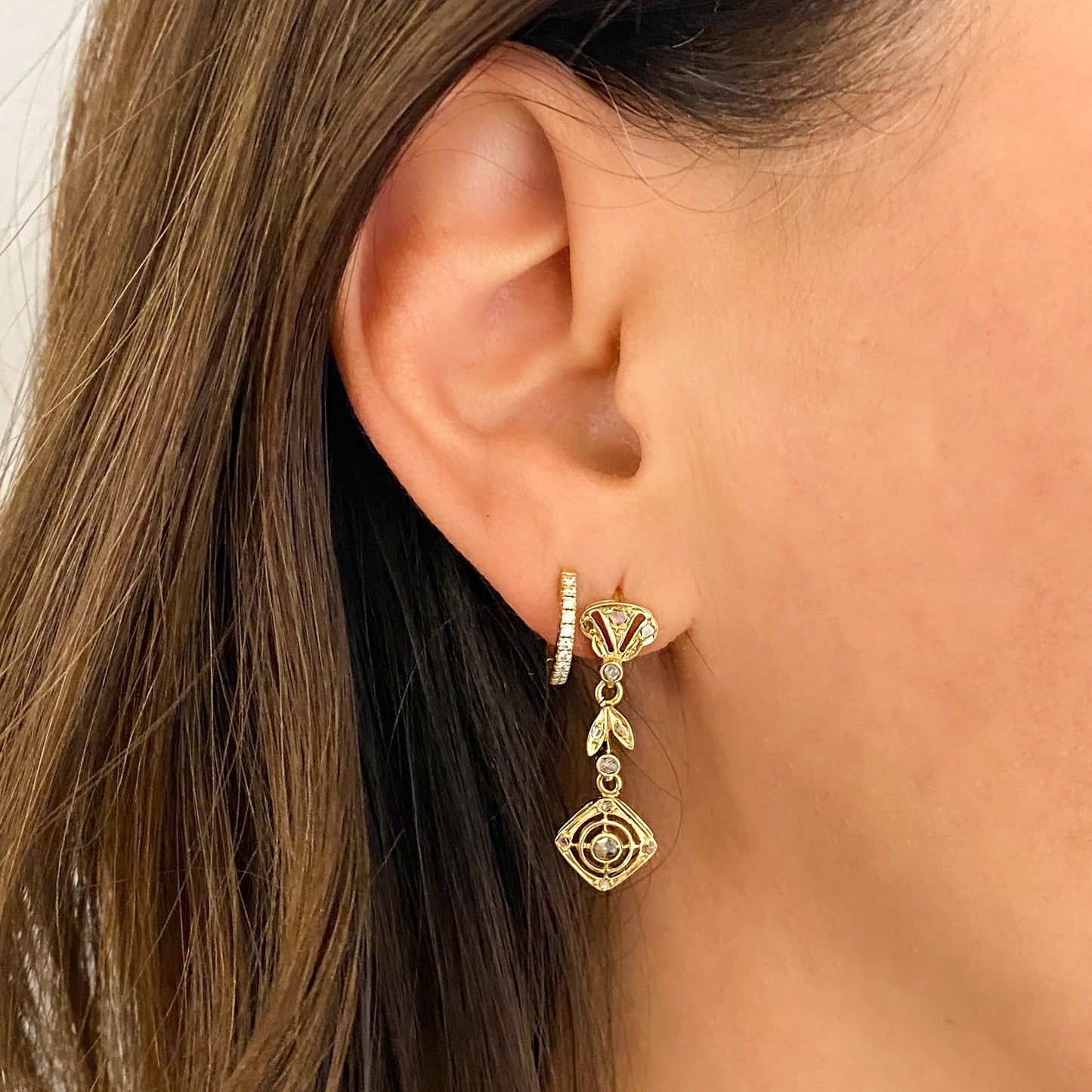 Comprar pendientes largos vintage en oro amarillo de 18kt con 12 diamantes en cada pendiente. Cierre catalán. Joyas vintage. Joyería Ian'Or. Envío GRATIS.
