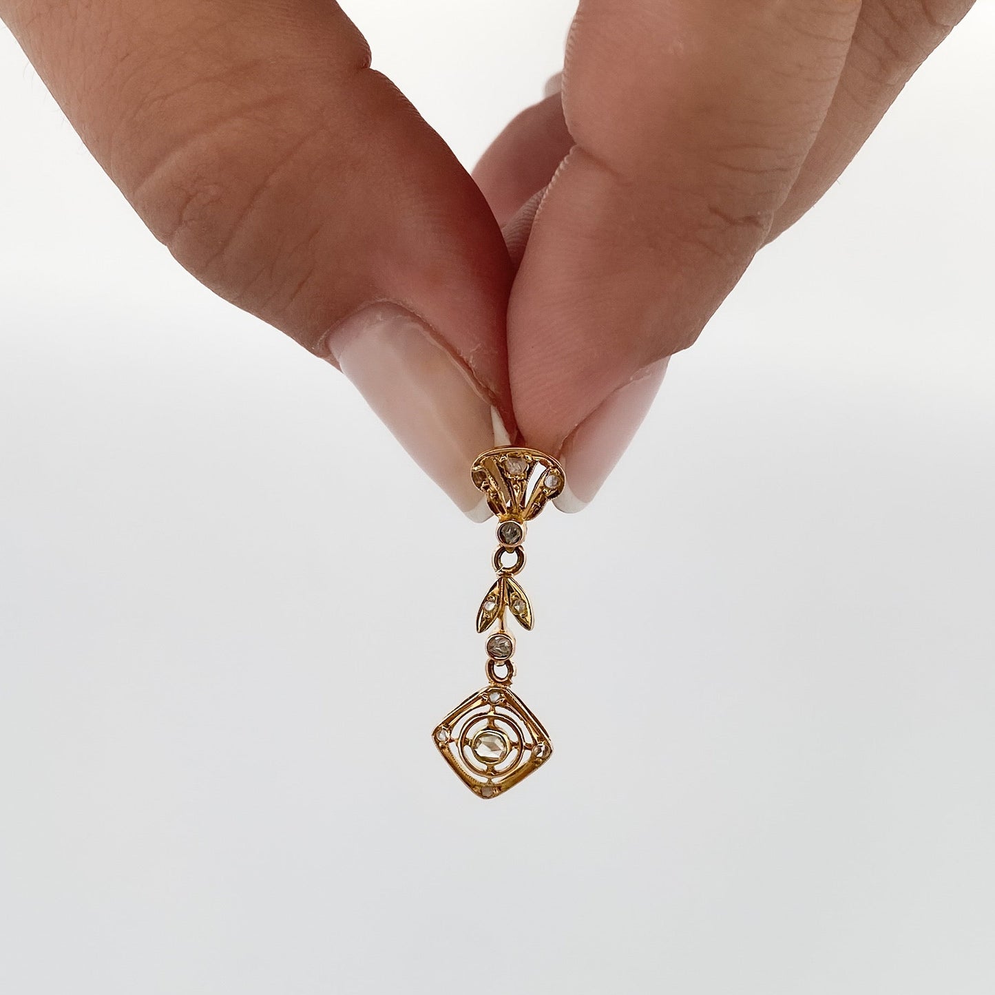 Comprar pendientes largos vintage en oro amarillo de 18kt con 12 diamantes en cada pendiente. Cierre catalán. Joyas vintage. Joyería Ian'Or. Envío GRATIS.