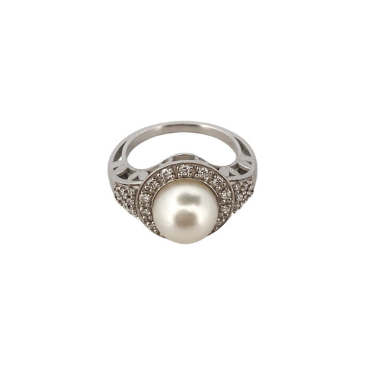 Comprar anillo de oro blanco de 18kt con perla central y rosetón de diamantes alrededor y en los brazos. Venta de joyas con diamantes. Envío GRATIS. Ian'Or.