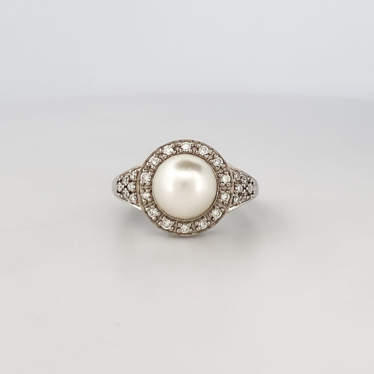 Comprar anillo de oro blanco de 18kt con perla central y rosetón de diamantes alrededor y en los brazos. Venta de joyas con diamantes. Envío GRATIS. Ian'Or.