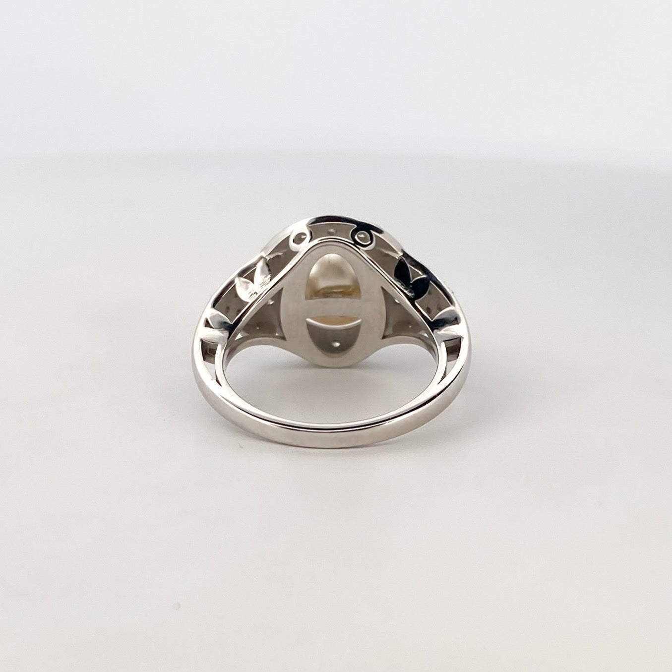 Comprar anillo de oro blanco de 18kt con perla central y rosetón de diamantes alrededor y en los brazos. Venta de joyas con diamantes. Envío GRATIS. Ian'Or.