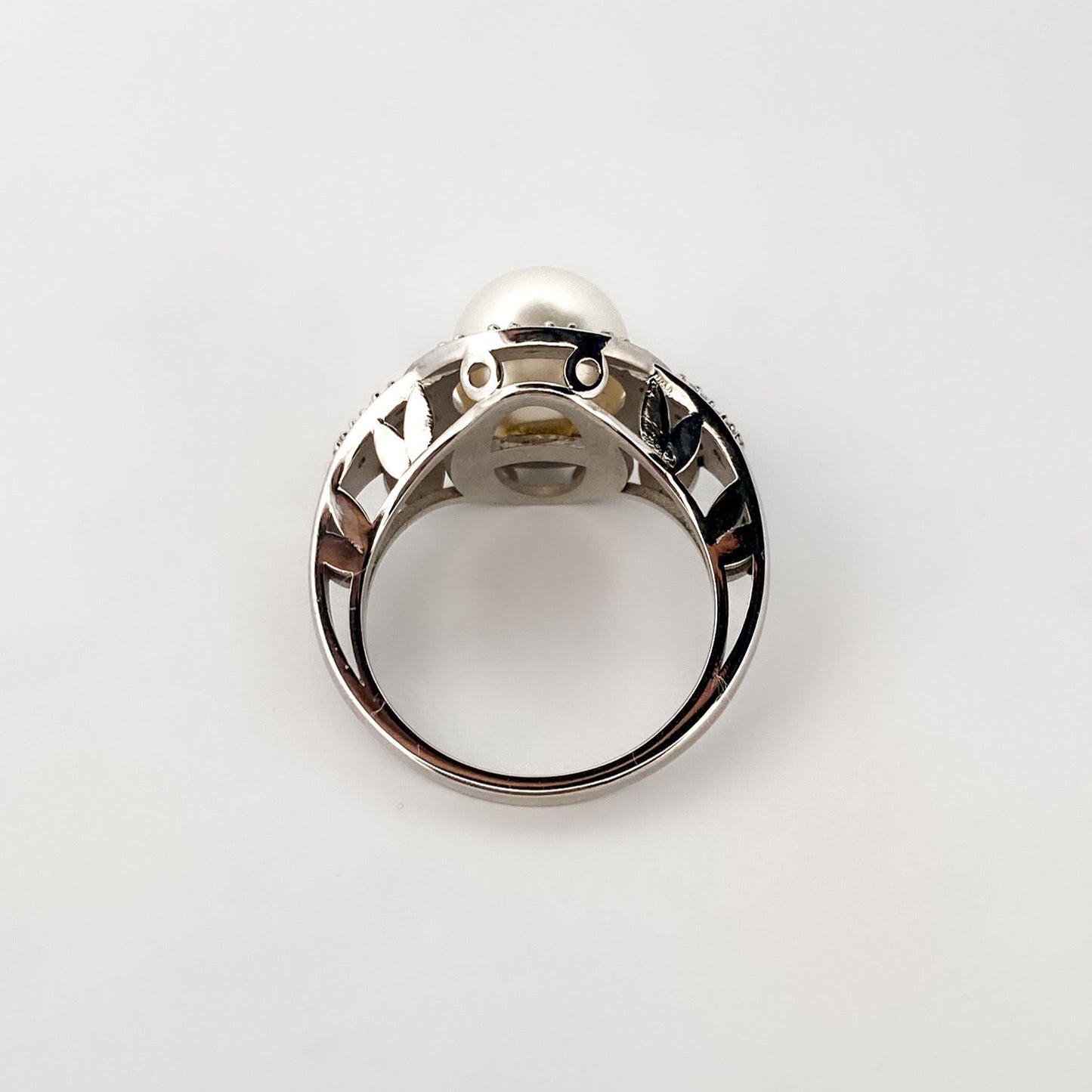 Comprar anillo de oro blanco de 18kt con perla central y rosetón de diamantes alrededor y en los brazos. Venta de joyas con diamantes. Envío GRATIS. Ian'Or.