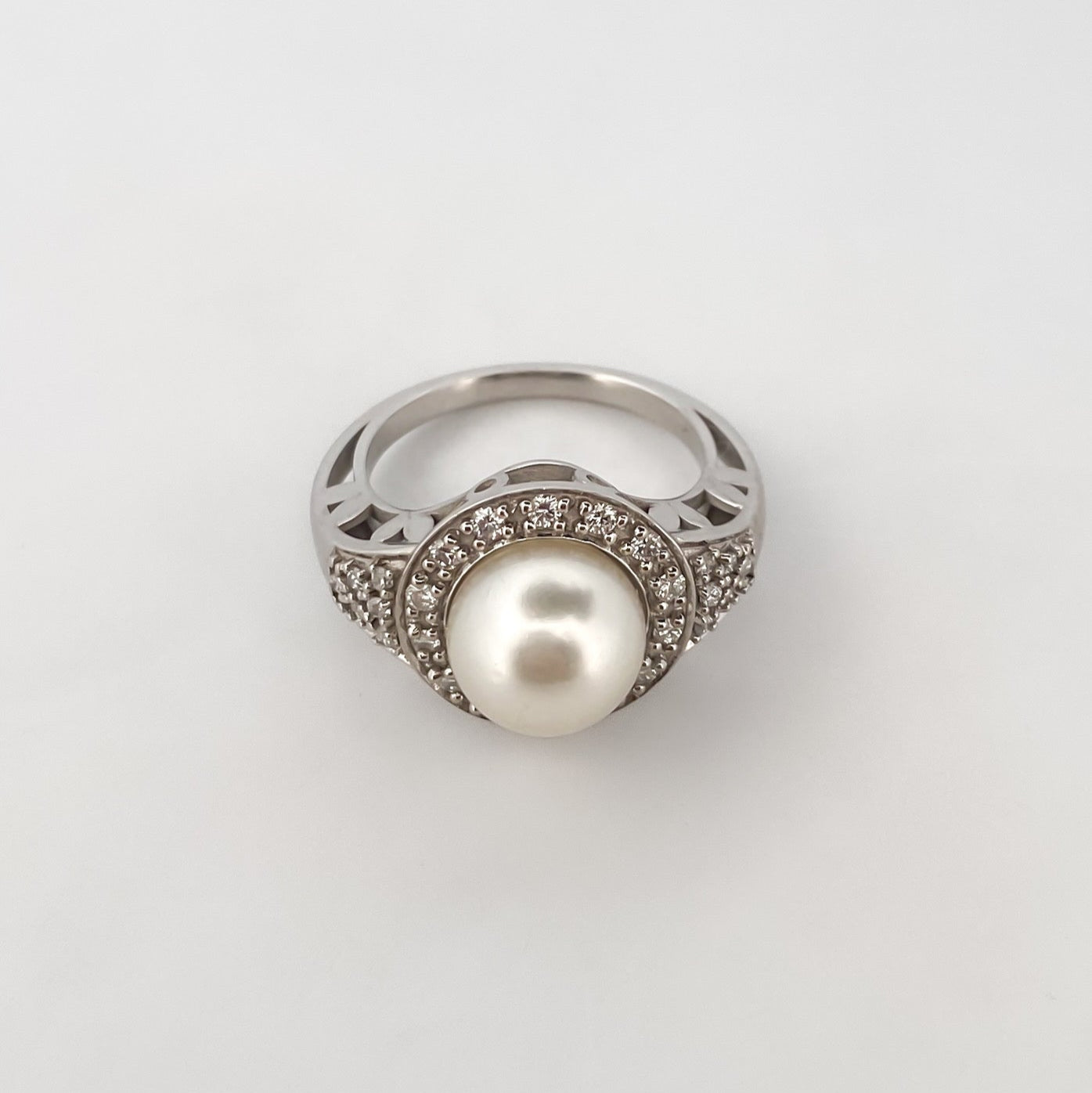 Comprar anillo de oro blanco de 18kt con perla central y rosetón de diamantes alrededor y en los brazos. Venta de joyas con diamantes. Envío GRATIS. Ian'Or.