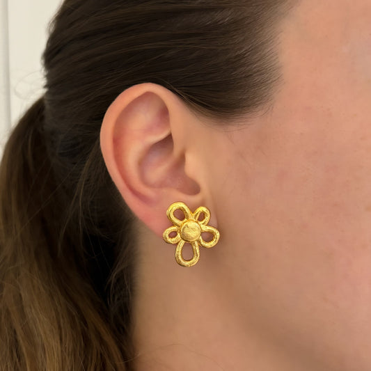 Comprar pendientes realizados en oro amarillo de 18kt con textura, de la firma TOUS en forma de flor irregular. Joyas Tous acondicionadas. Joyería Ian'Or.