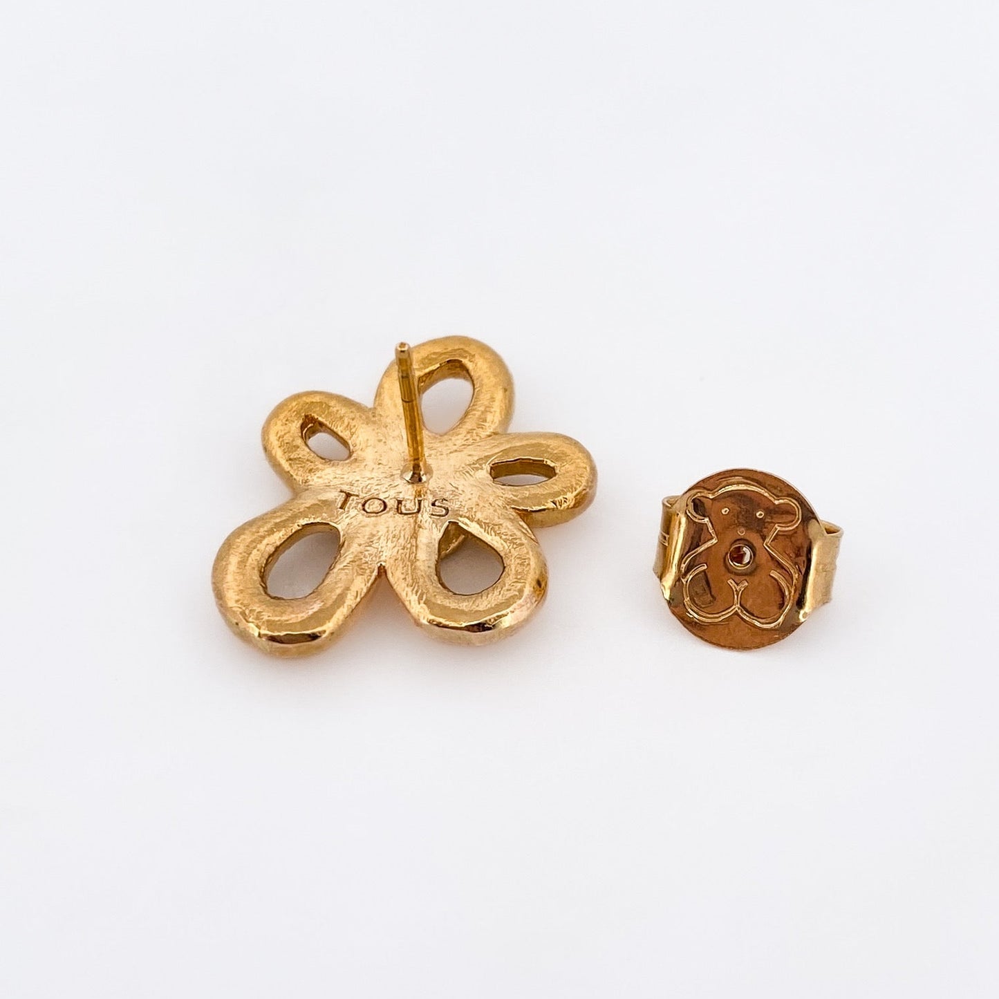 Comprar pendientes realizados en oro amarillo de 18kt con textura, de la firma TOUS en forma de flor irregular. Joyas Tous acondicionadas. Joyería Ian'Or.