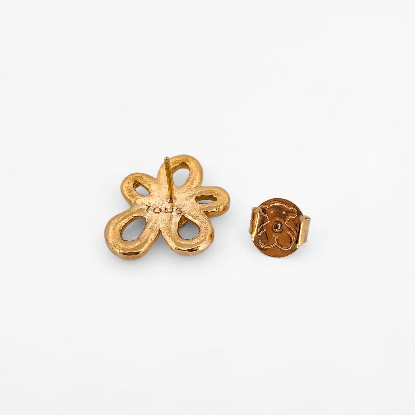 Comprar pendientes realizados en oro amarillo de 18kt con textura, de la firma TOUS en forma de flor irregular. Joyas Tous acondicionadas. Joyería Ian'Or.