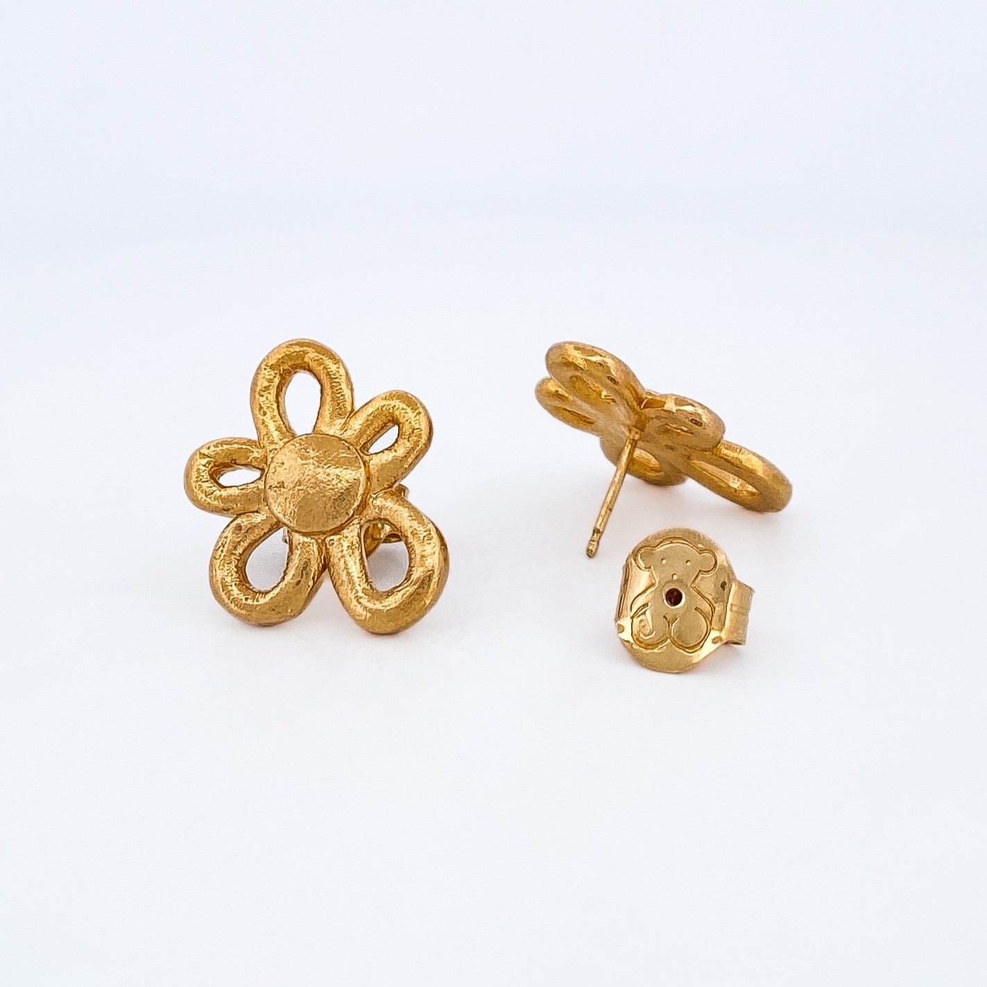 Comprar pendientes realizados en oro amarillo de 18kt con textura, de la firma TOUS en forma de flor irregular. Joyas Tous acondicionadas. Joyería Ian'Or.