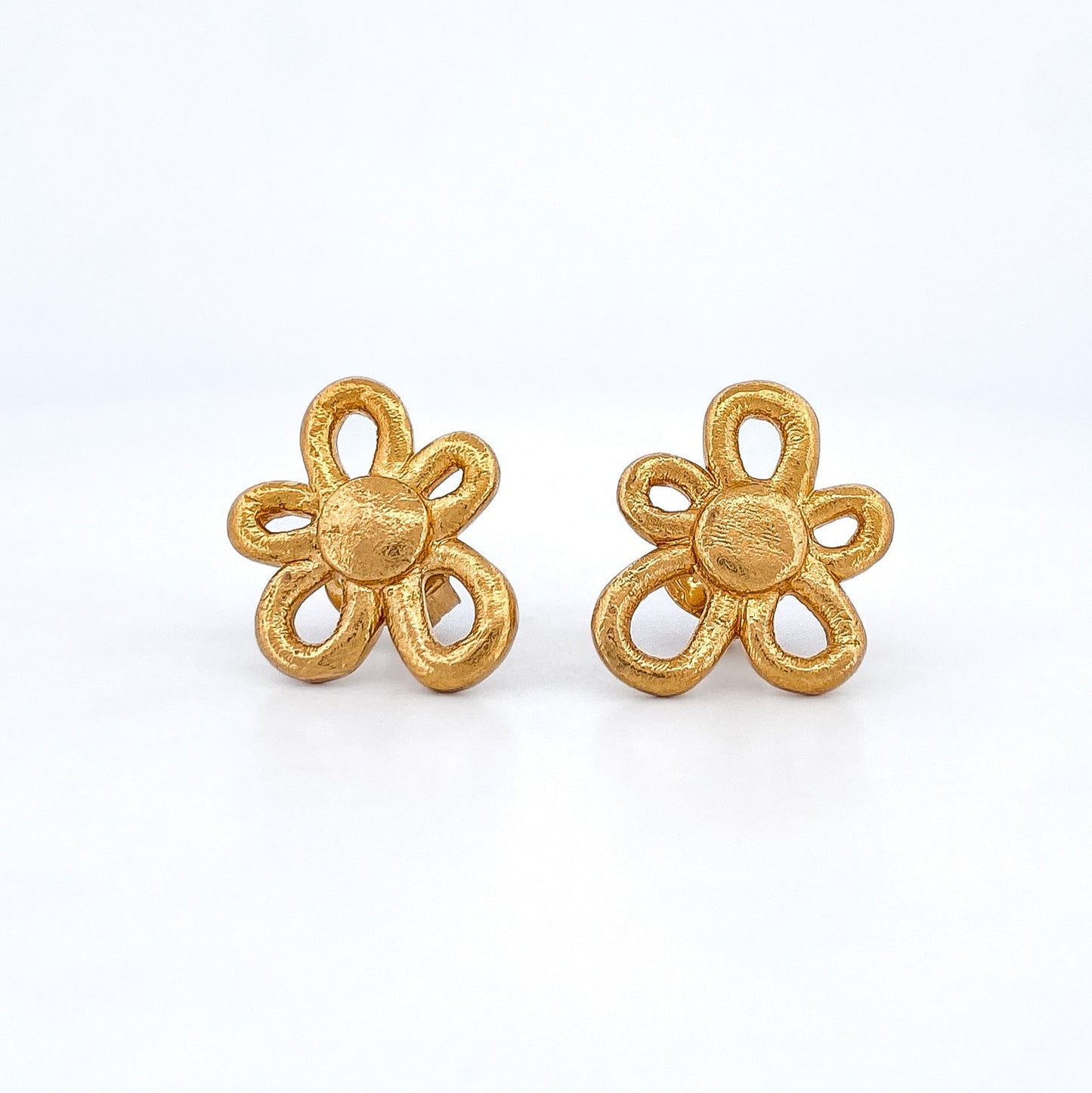 Comprar pendientes realizados en oro amarillo de 18kt con textura, de la firma TOUS en forma de flor irregular. Joyas Tous acondicionadas. Joyería Ian'Or.