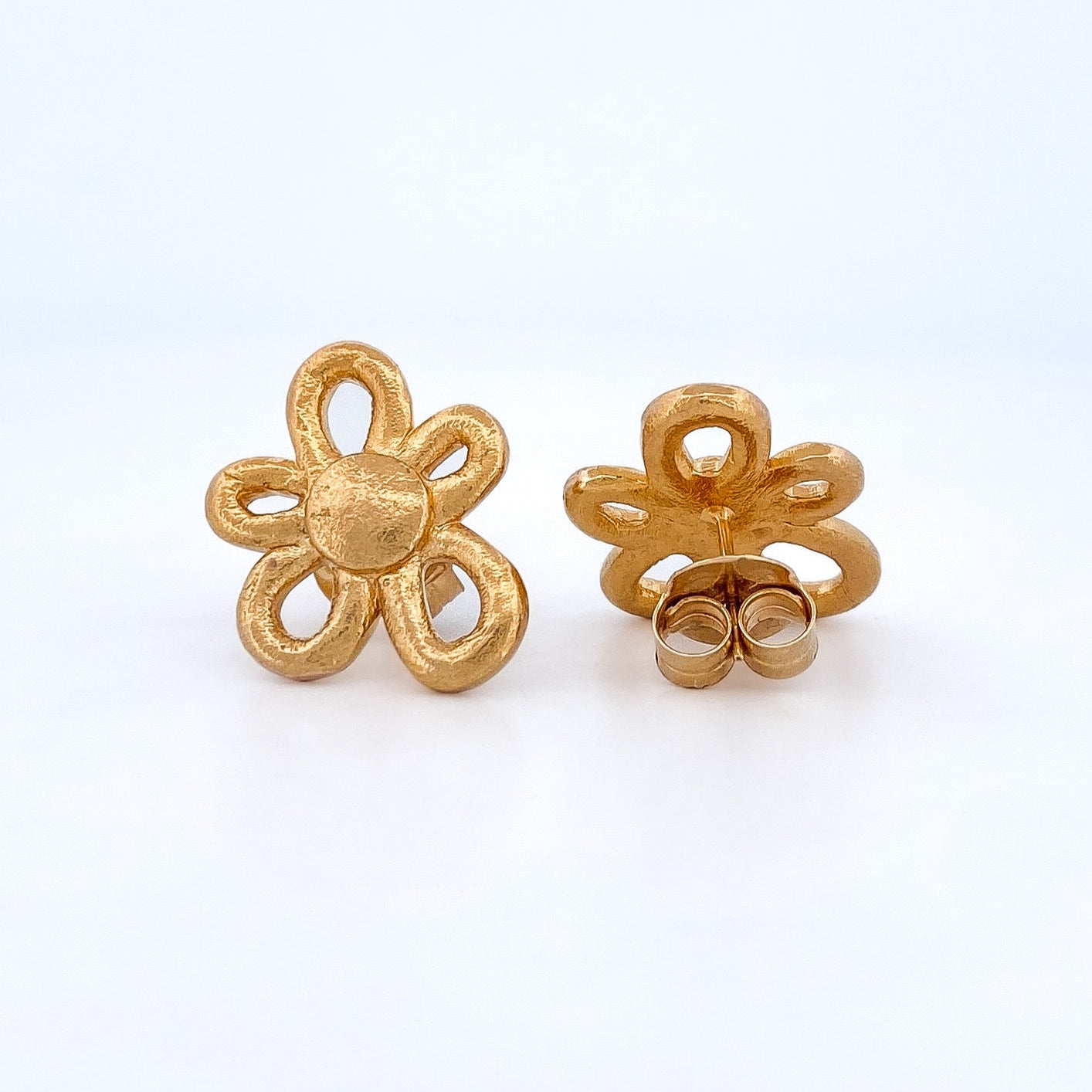 Comprar pendientes realizados en oro amarillo de 18kt con textura, de la firma TOUS en forma de flor irregular. Joyas Tous acondicionadas. Joyería Ian'Or.