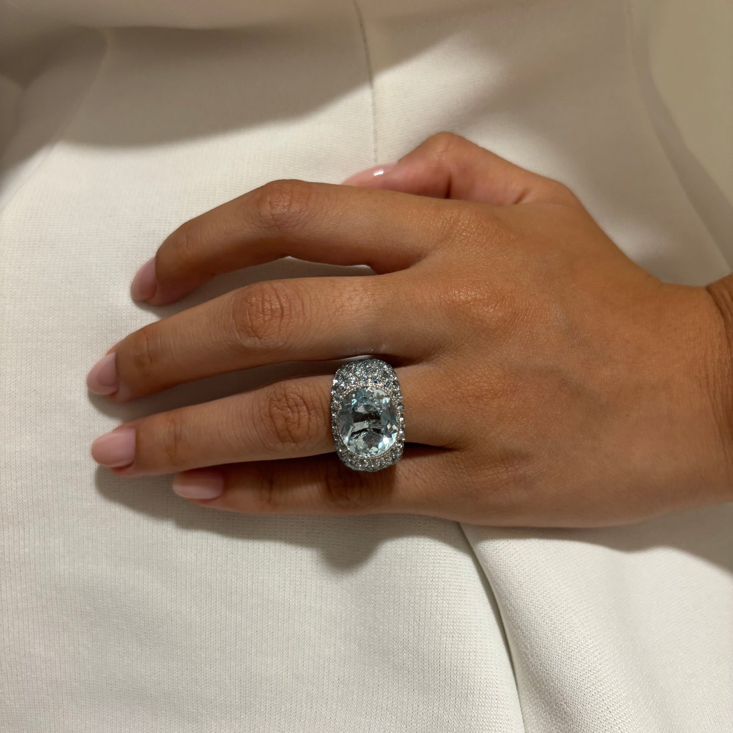 Comprar anillo de la firma Sillam realizado en oro blanco de 18kt con aguamarina central y talla brillante alrededor y en los brazos del anillo. Envío GRATIS.