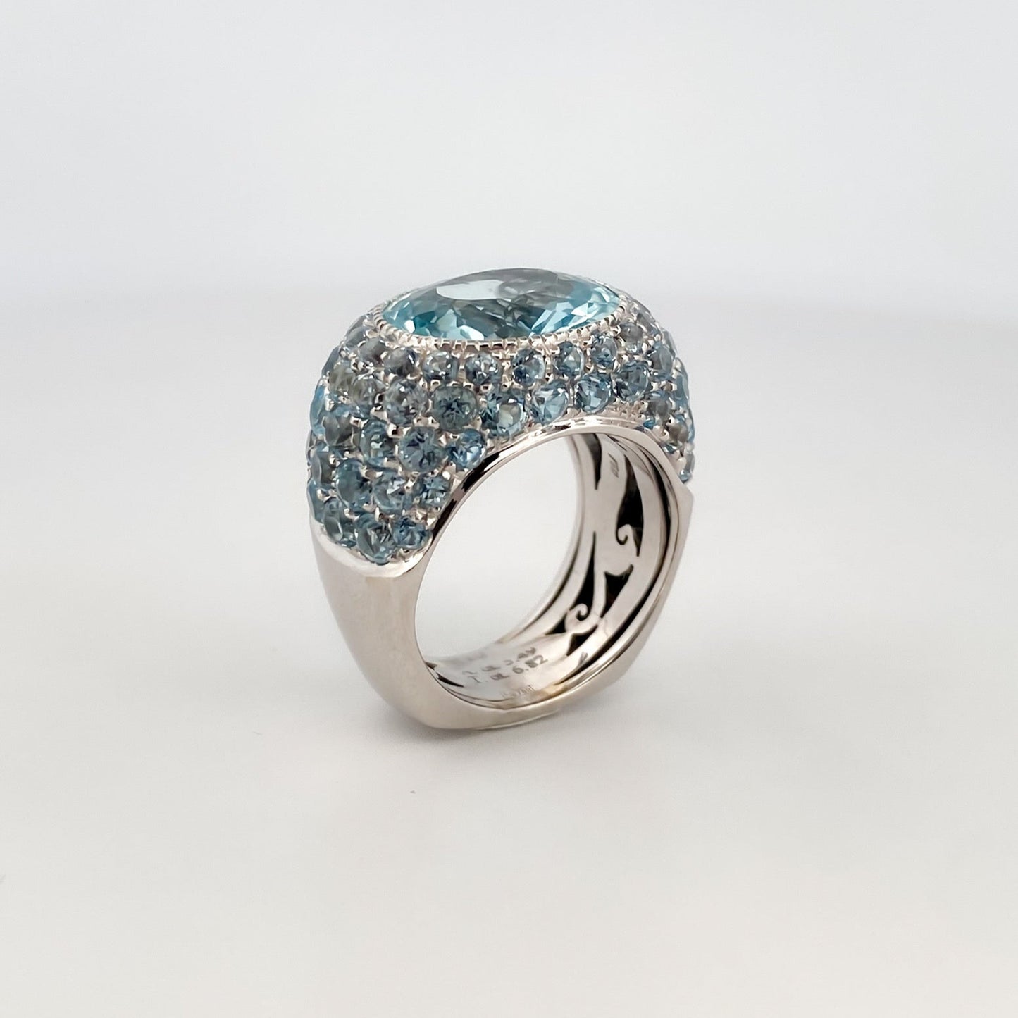 Comprar anillo de la firma Sillam realizado en oro blanco de 18kt con aguamarina central y talla brillante alrededor y en los brazos del anillo. Envío GRATIS.