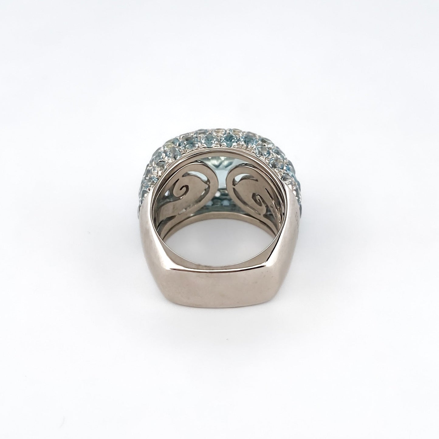 Comprar anillo de la firma Sillam realizado en oro blanco de 18kt con aguamarina central y talla brillante alrededor y en los brazos del anillo. Envío GRATIS.