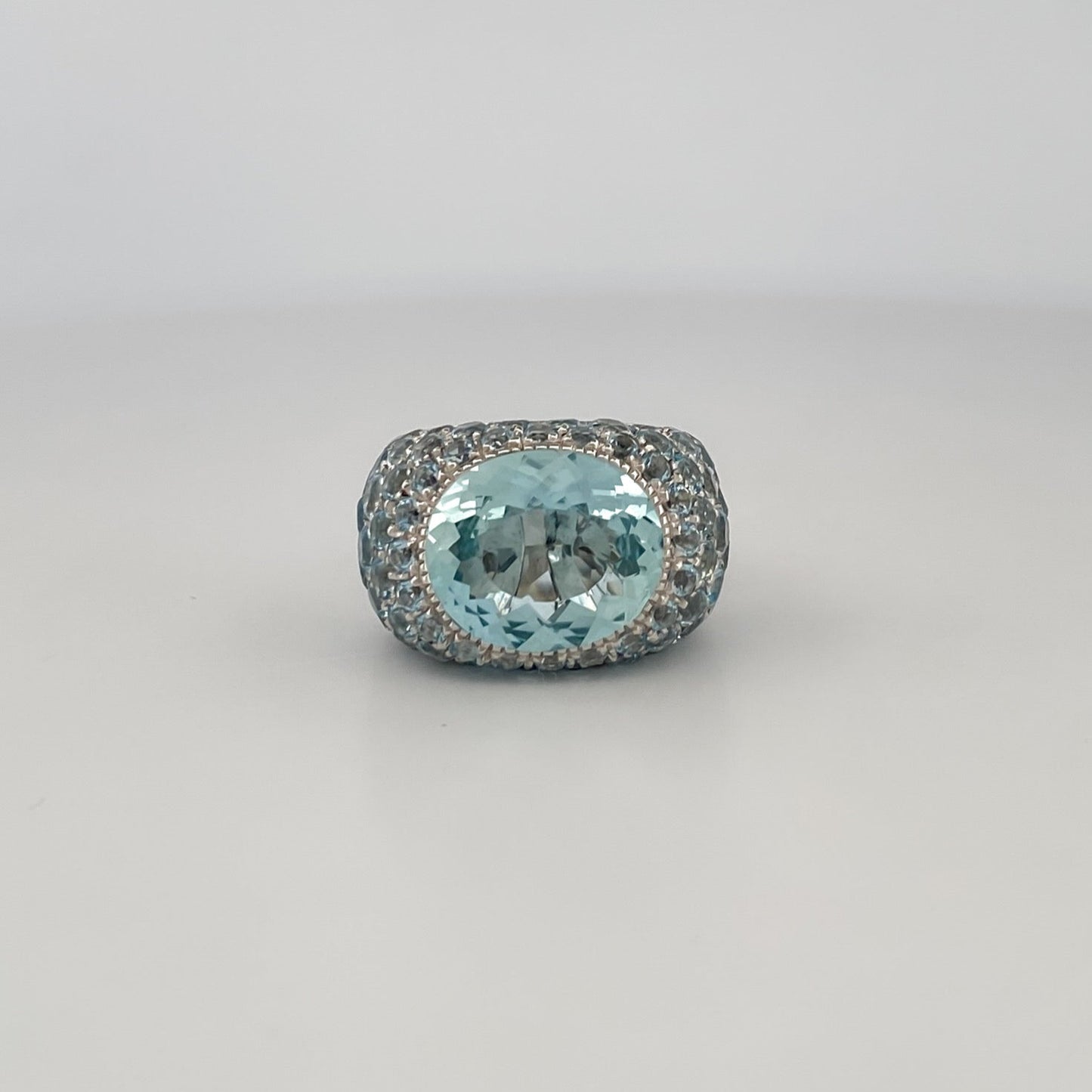 Comprar anillo de la firma Sillam realizado en oro blanco de 18kt con aguamarina central y talla brillante alrededor y en los brazos del anillo. Envío GRATIS.