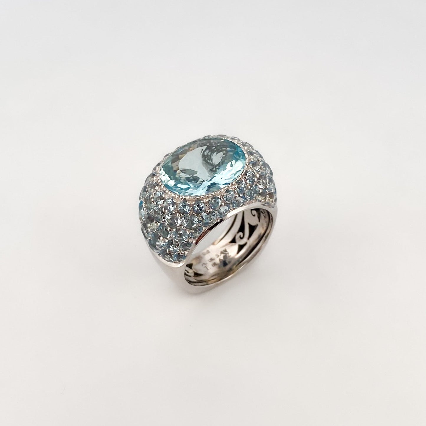 Comprar anillo de la firma Sillam realizado en oro blanco de 18kt con aguamarina central y talla brillante alrededor y en los brazos del anillo. Envío GRATIS.