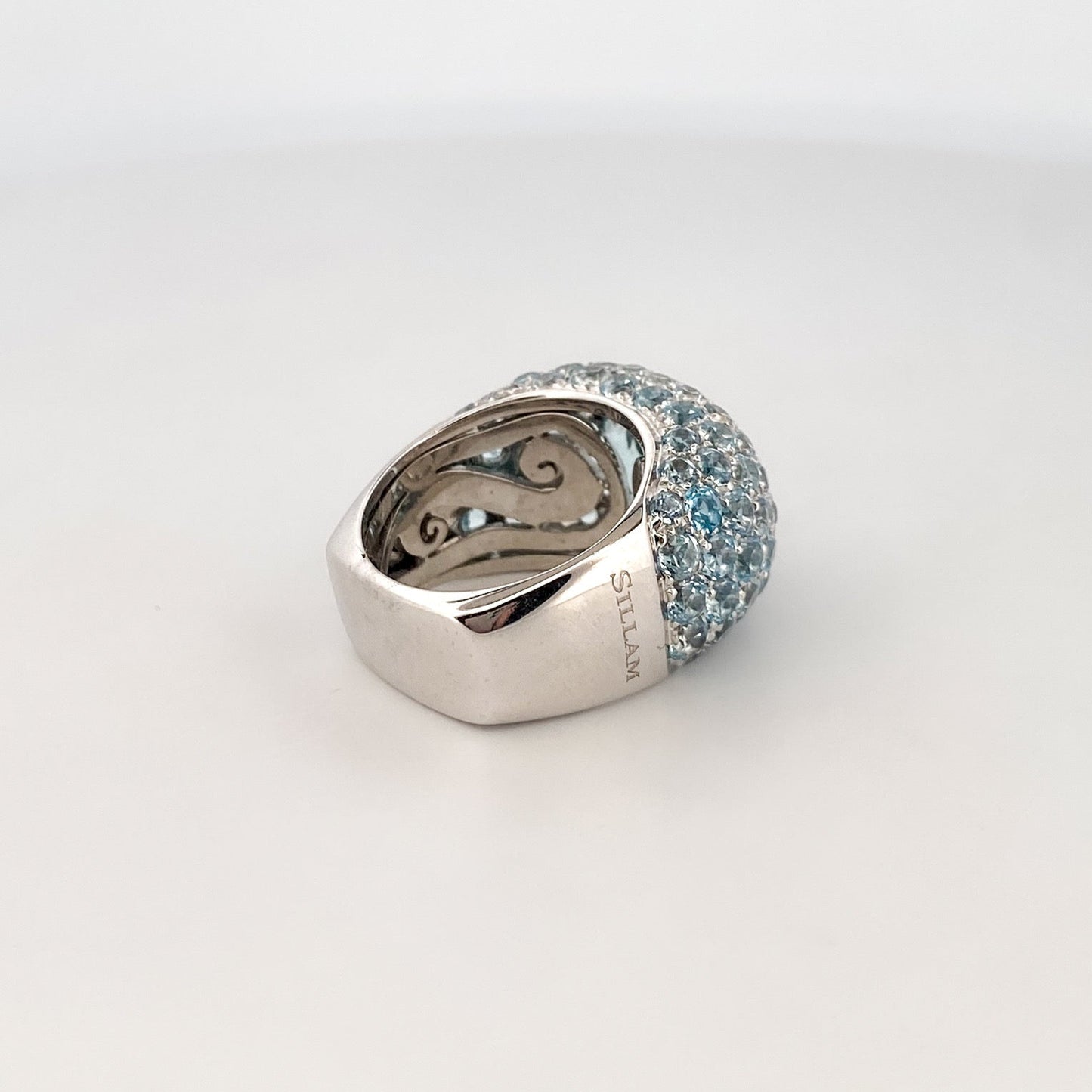 Comprar anillo de la firma Sillam realizado en oro blanco de 18kt con aguamarina central y talla brillante alrededor y en los brazos del anillo. Envío GRATIS.