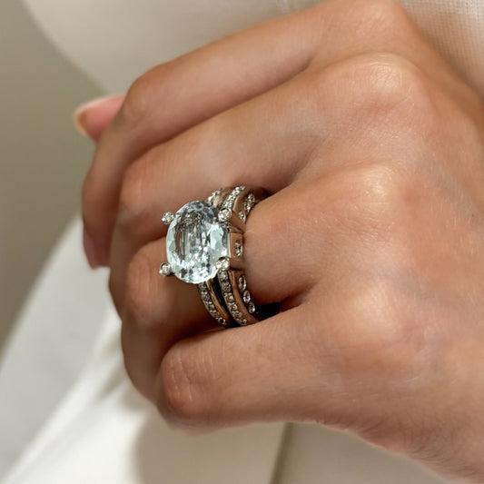 Comprar anillo de la firma Sillam realizado en oro blanco de 18kt con aguamarina central y diamantes en los brazos talla brillante. Envío GRATIS. IanOr.