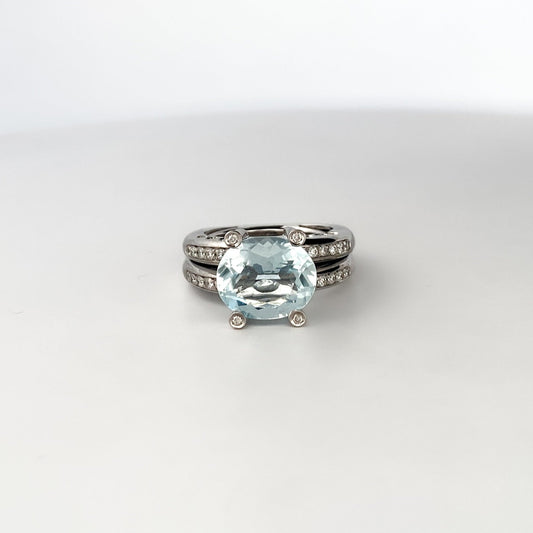 Comprar anillo de la firma Sillam realizado en oro blanco de 18kt con aguamarina central y diamantes en los brazos talla brillante. Envío GRATIS. IanOr.