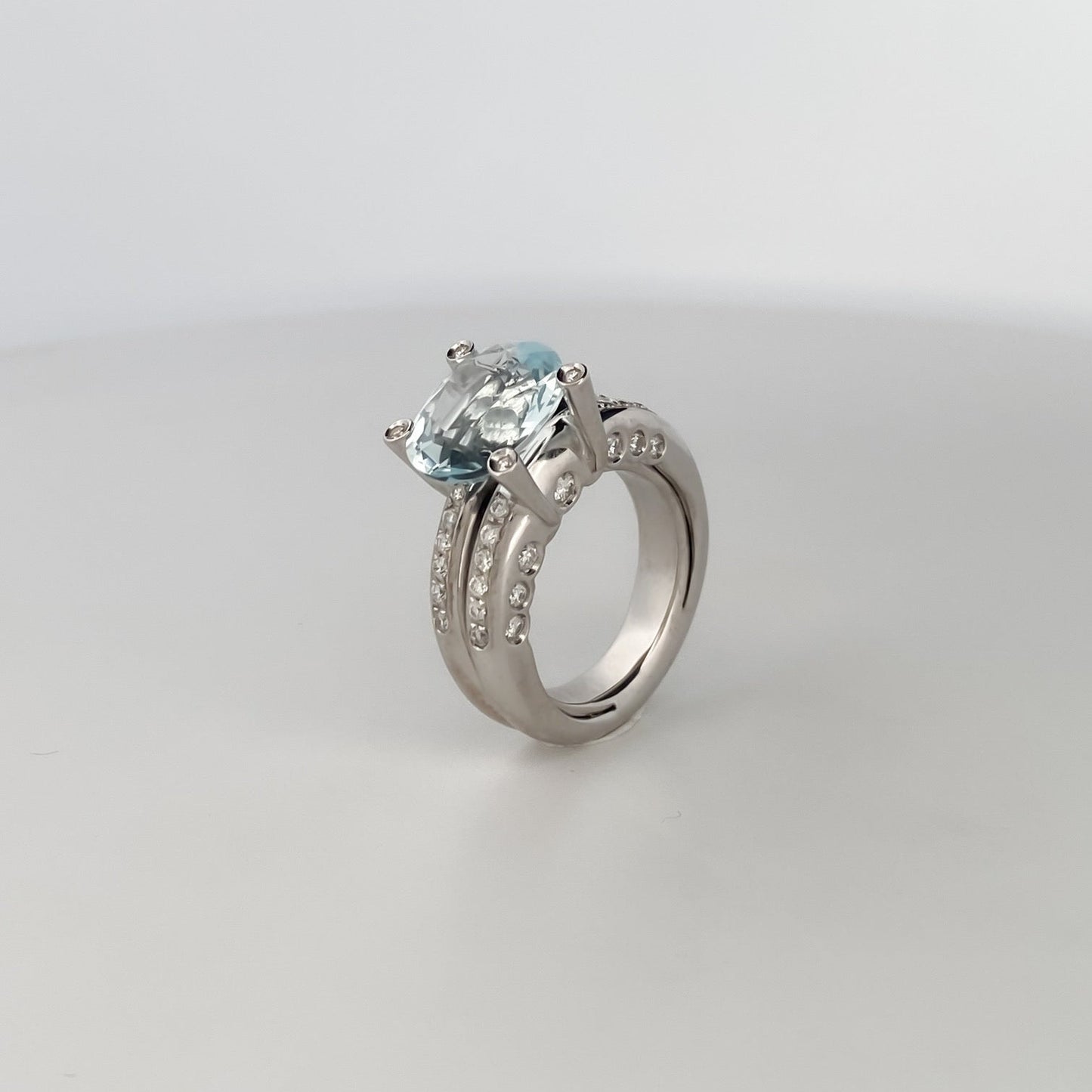 Comprar anillo de la firma Sillam realizado en oro blanco de 18kt con aguamarina central y diamantes en los brazos talla brillante. Envío GRATIS. IanOr.