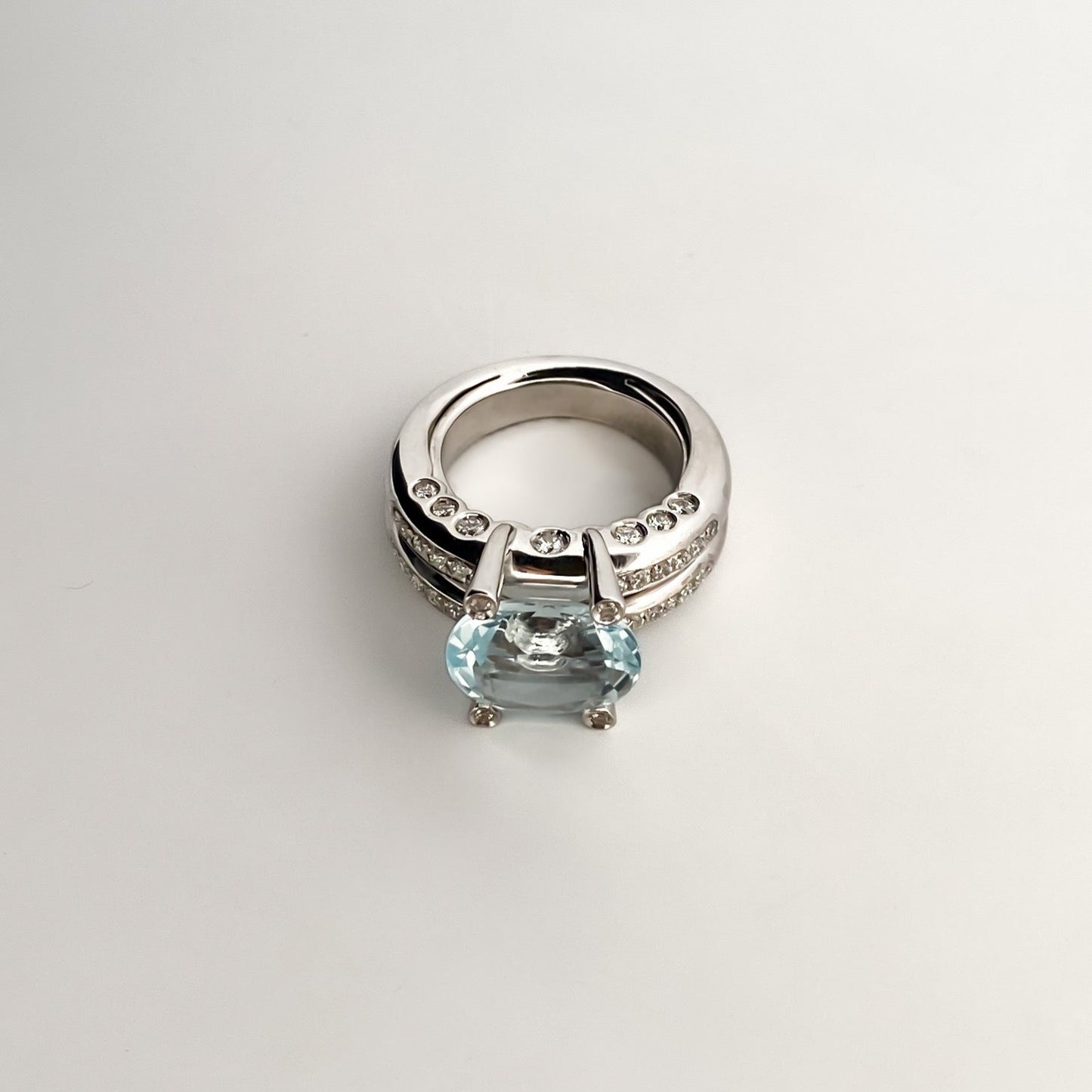 Comprar anillo de la firma Sillam realizado en oro blanco de 18kt con aguamarina central y diamantes en los brazos talla brillante. Envío GRATIS. IanOr.