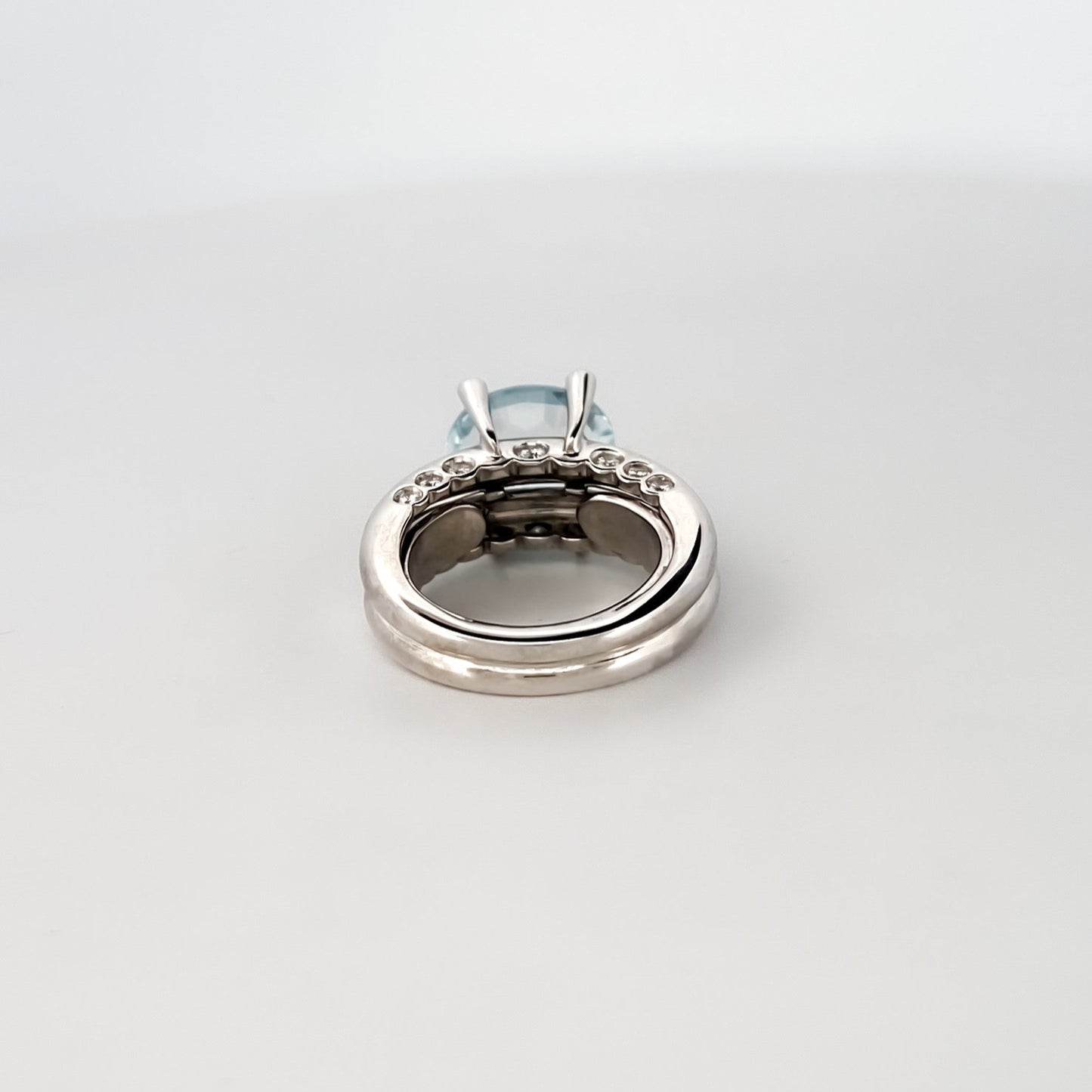 Comprar anillo de la firma Sillam realizado en oro blanco de 18kt con aguamarina central y diamantes en los brazos talla brillante. Envío GRATIS. IanOr.