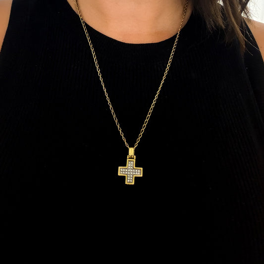 Colgante bicolor en forma de cruz cuadrada realizada en oro amarillo de 18kt con engaste en oro blanco de 28 diamantes talla brillante.