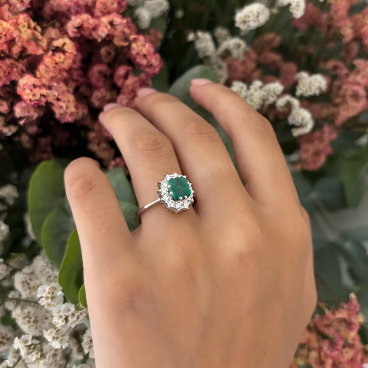 Comprar sortija realizada en oro blanco de 18kt con rosetón de diamantes alrededor de una esmeralda central. Joyería Ian'Or. Joyas acondicionadas. Envío GRATIS.