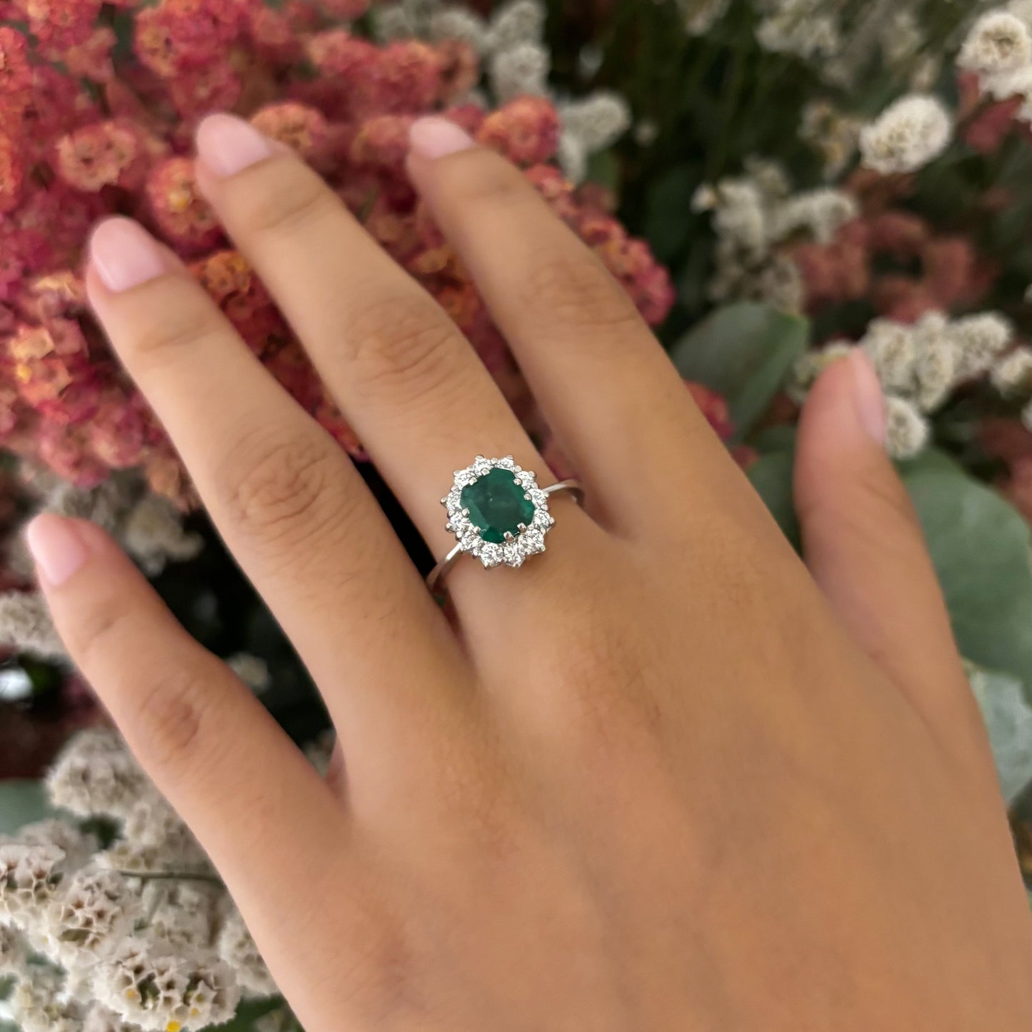 Comprar sortija realizada en oro blanco de 18kt con rosetón de diamantes alrededor de una esmeralda central. Joyería Ian'Or. Joyas acondicionadas. Envío GRATIS.