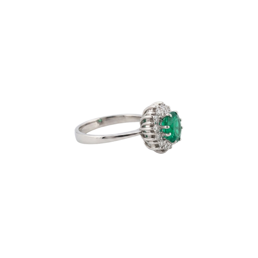 Comprar sortija realizada en oro blanco de 18kt con rosetón de diamantes alrededor de una esmeralda central. Joyería Ian'Or. Joyas acondicionadas. Envío GRATIS.