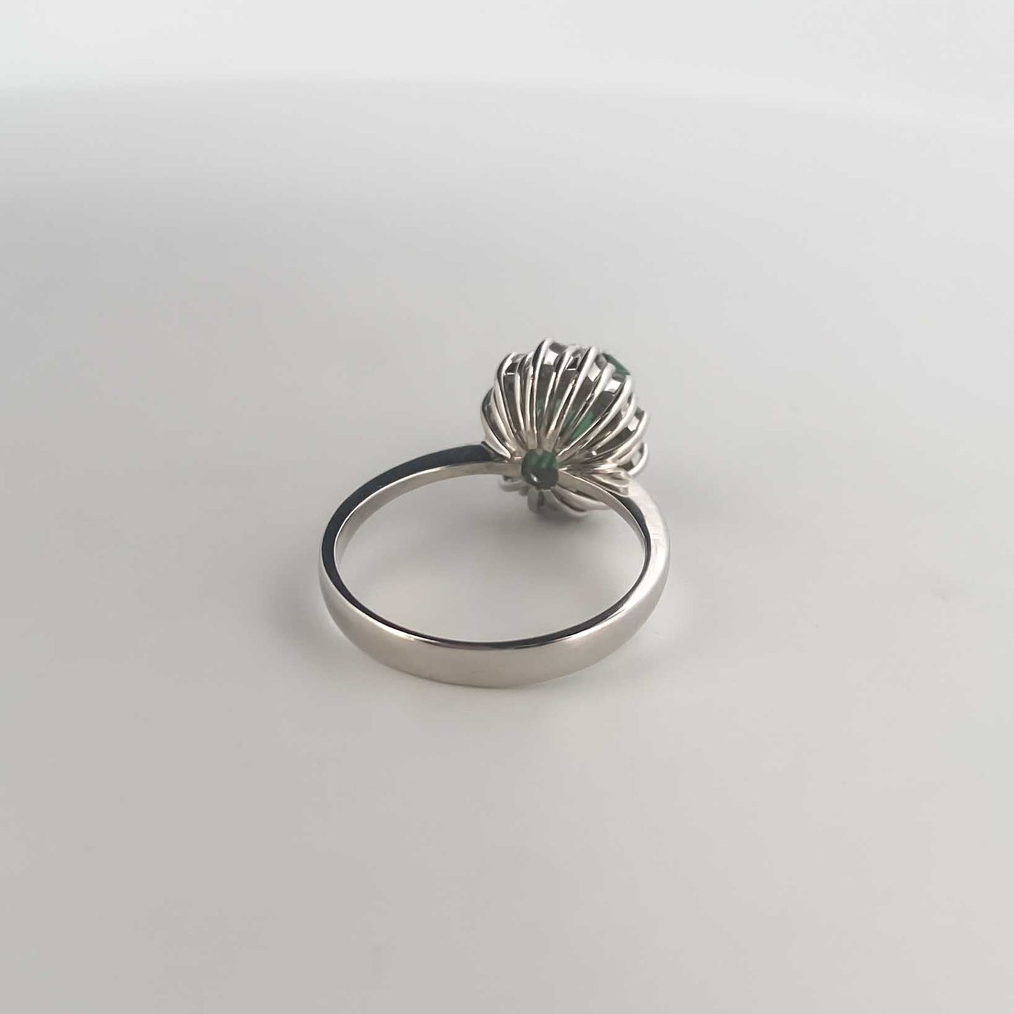 Comprar sortija realizada en oro blanco de 18kt con rosetón de diamantes alrededor de una esmeralda central. Joyería Ian'Or. Joyas acondicionadas. Envío GRATIS.